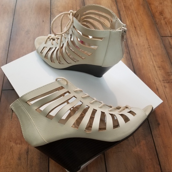 Maurices Women's Cut Out CREAM Wedges - 7.5 - Picture 3 of 5